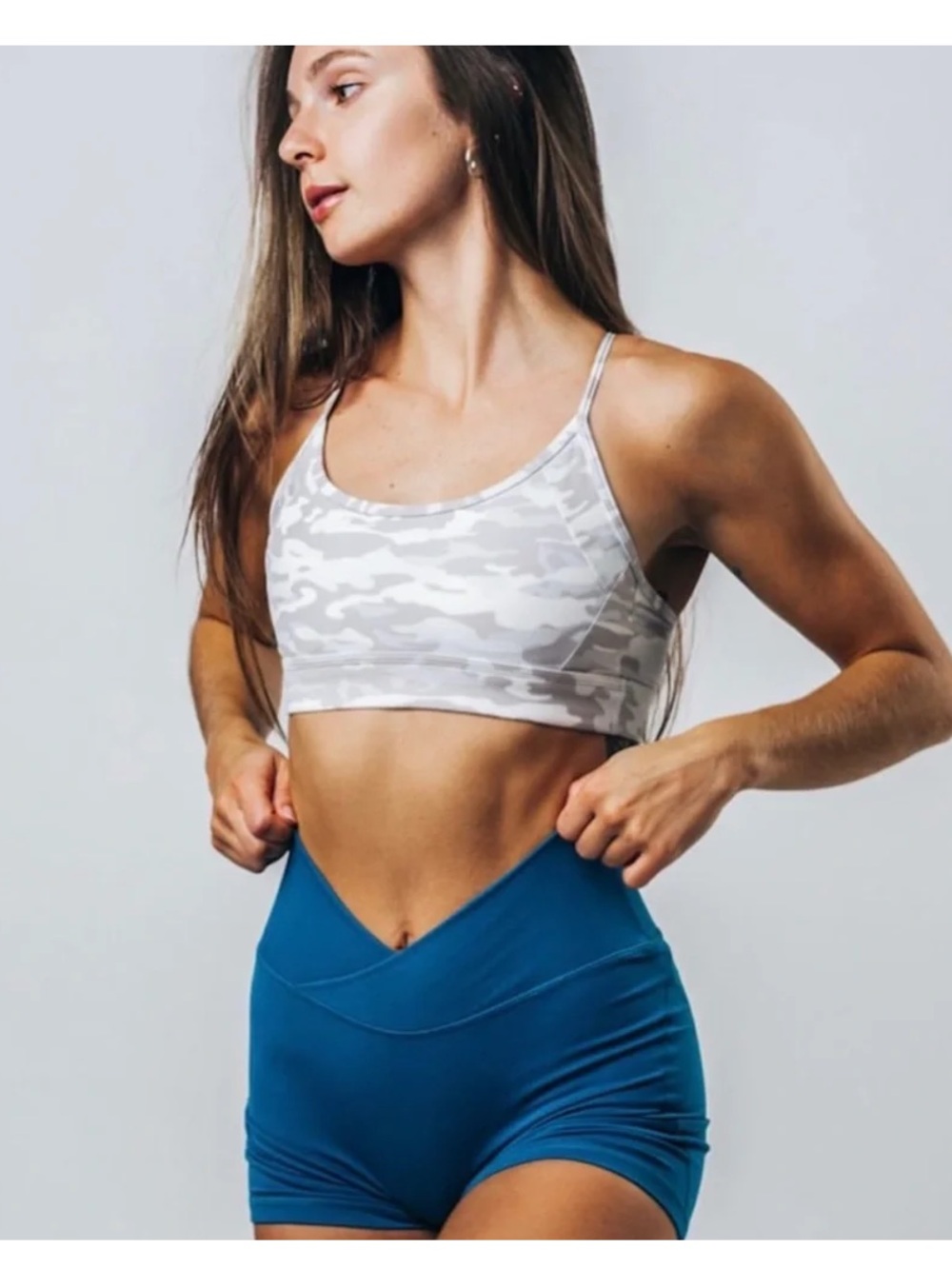 Alphalete Women’s Camo Print Sports Bra - White/Grey
